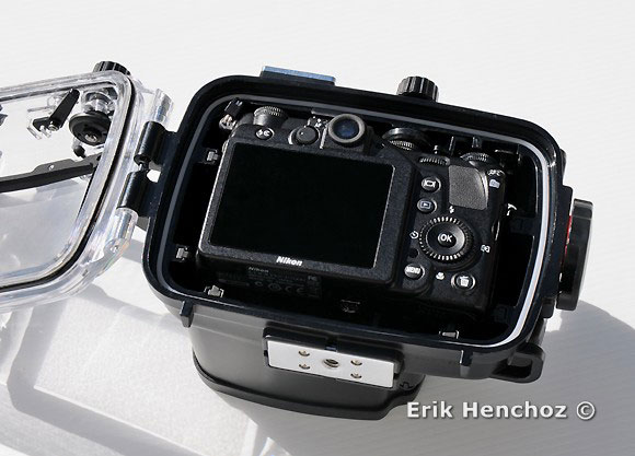  Nikon Coolpix P7000 inserita nella custodia subacquea