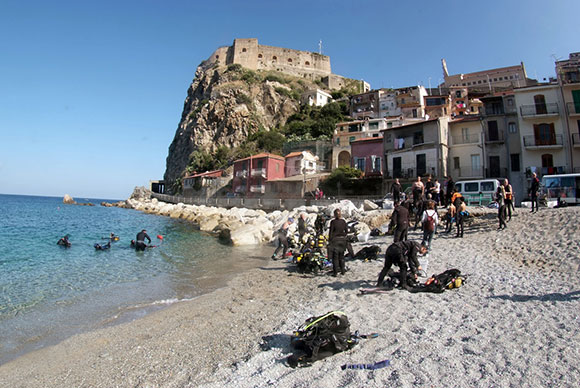 Il borgo marinaro di Scilla e la spiaggia della Marina Grande, sotto la rocca
del castello (foto di Francesco Turano)