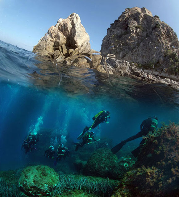 Subacquei in immersione nelle acque cristalline della Costa Viola
(Composizione di Francesco Turano)