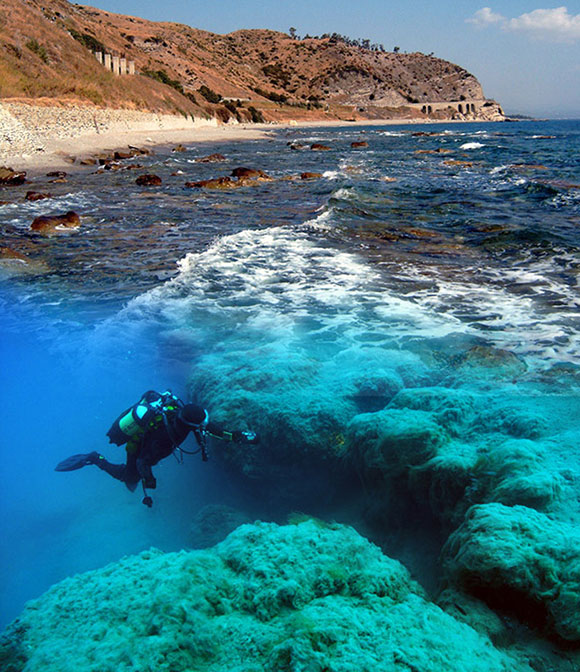 Capo Bruzzano: il cuore dello Jonio calabrese, dove una delle più belle spiagge d’Italia è incorniciata da scogliere che si mescolano alla sabbia,
creando suggestivi ambienti sommersi tipicamente mediterranei, ancora oggi scelti dalle tartarughe per la deposizione delle uova (Composizione di Francesco Turano)