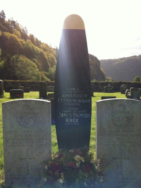 le due lapidi nel cimitero di Feda