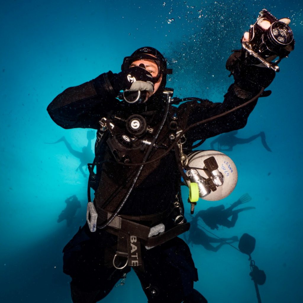 subacqueo con attrezzatura completa erogatore gav macchina fotografica bombole