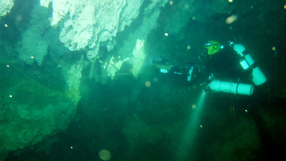 subacqueo in profondità durante esplorazione lago di como