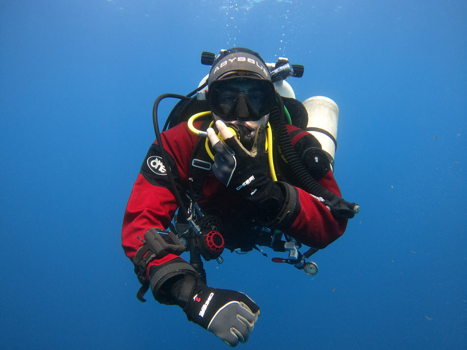 Subacqueo in muta invernale