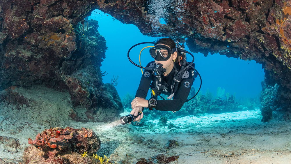 scubapro galileo computer subacqueo orologio top di gamma, immersione in grotta con torcia