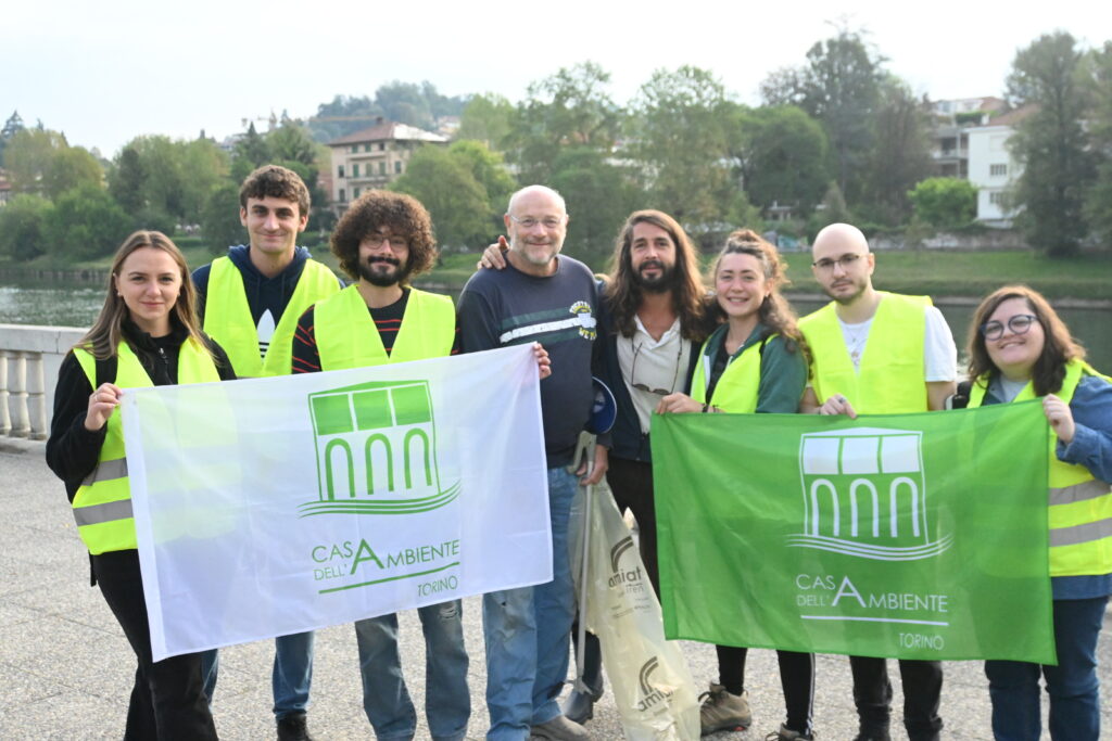 volontari pulizia fiume