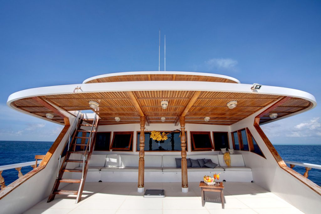 Ponte superiore del Conte Max, safari boat per immersioni alle Maldive