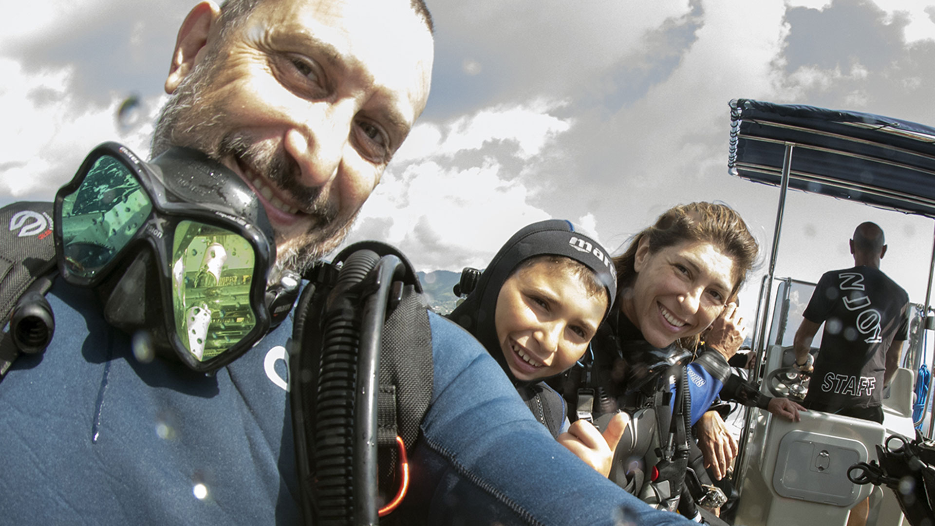 famiglia Daturi in barca pronti per un'immersione