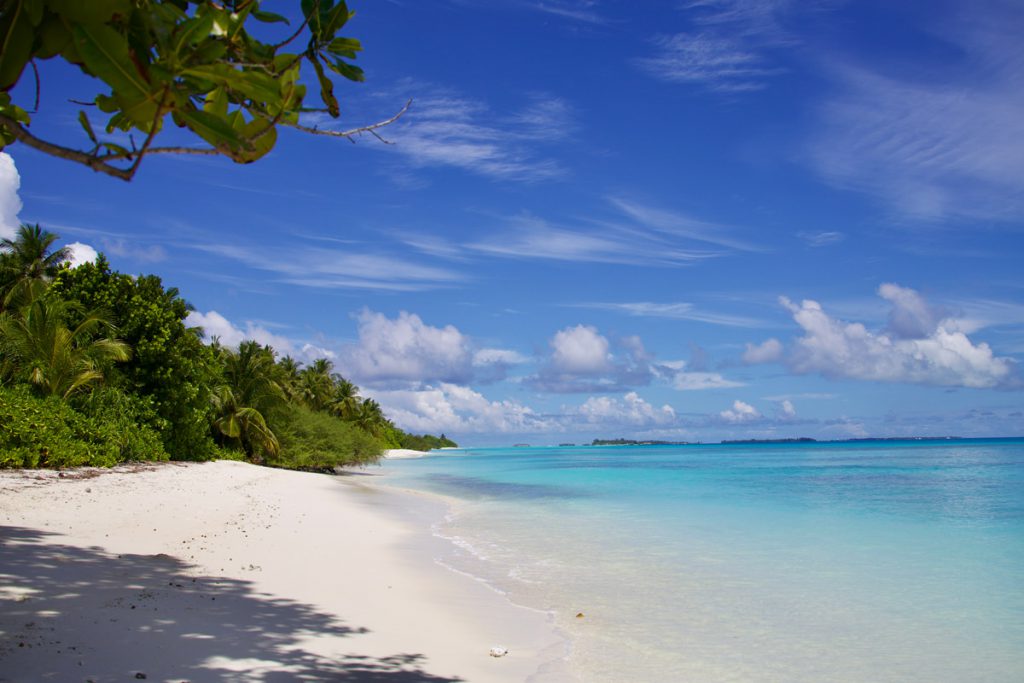 Spiaggia deserta con sabbia bianca e mare turchese nell’Ari Atoll, Maldive