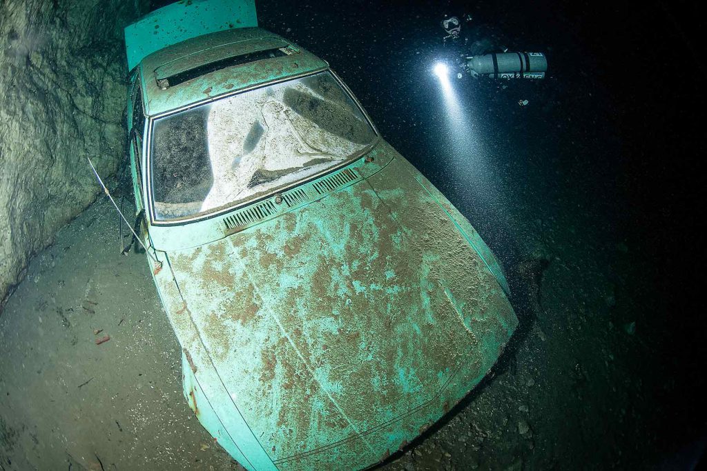 Relitti macchine Campione Ford con subacqueo