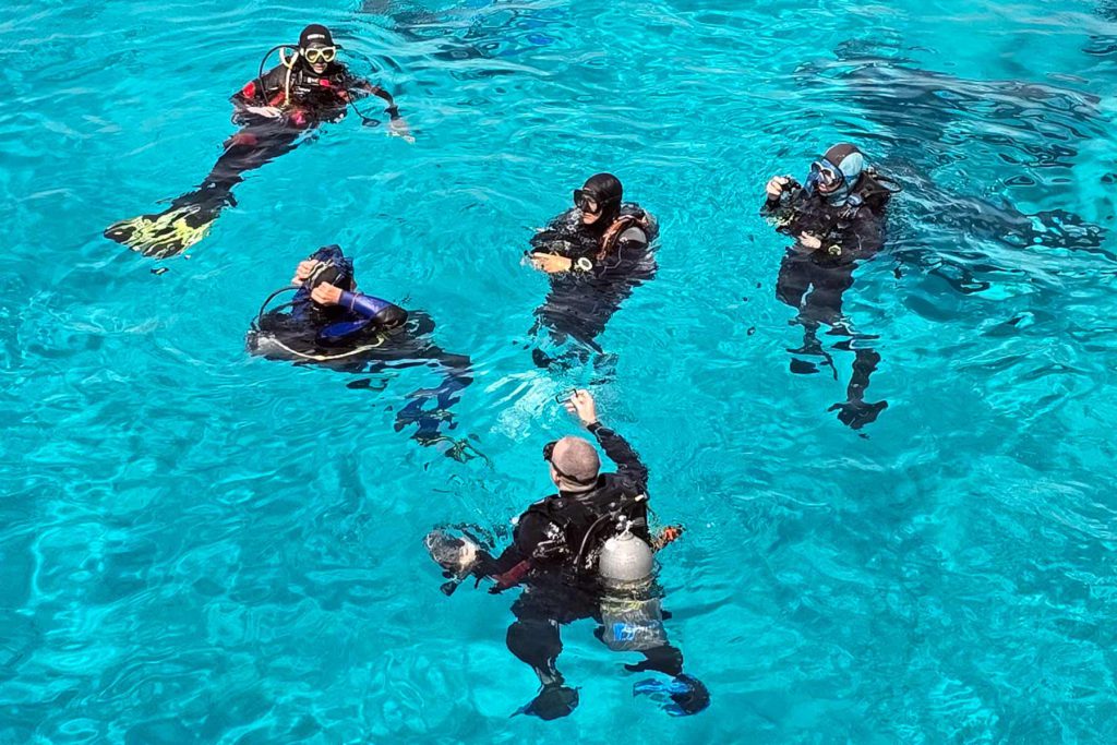 Istruttori e giovani allievi in addestramento subacqueo
