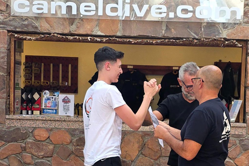 Giovane certificazione camel dive-center-sharm