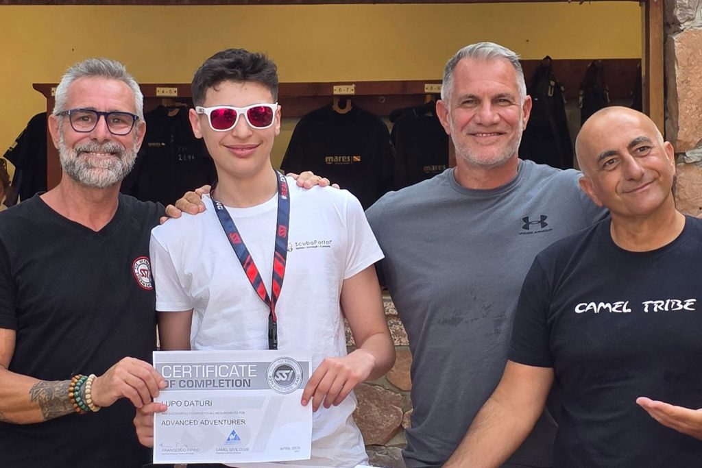 Giovane subacqueo certificato advanced adventurer camel dive club