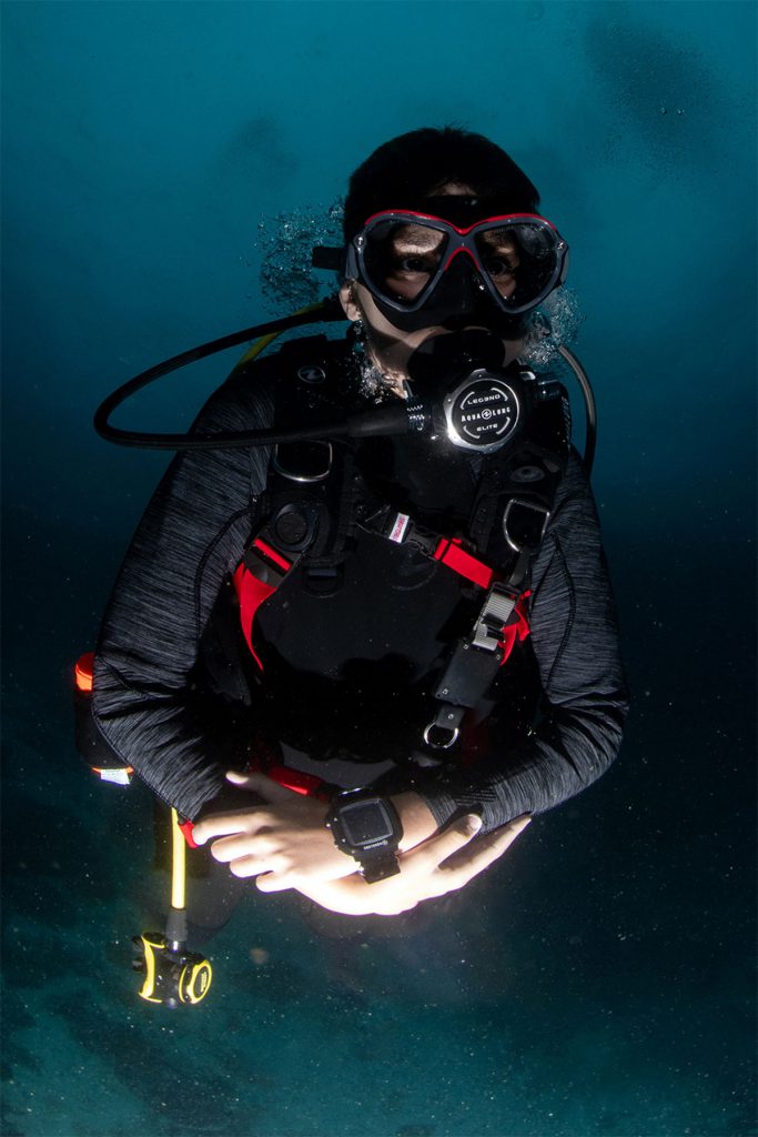 Giovane subacqueo in immersione notturna