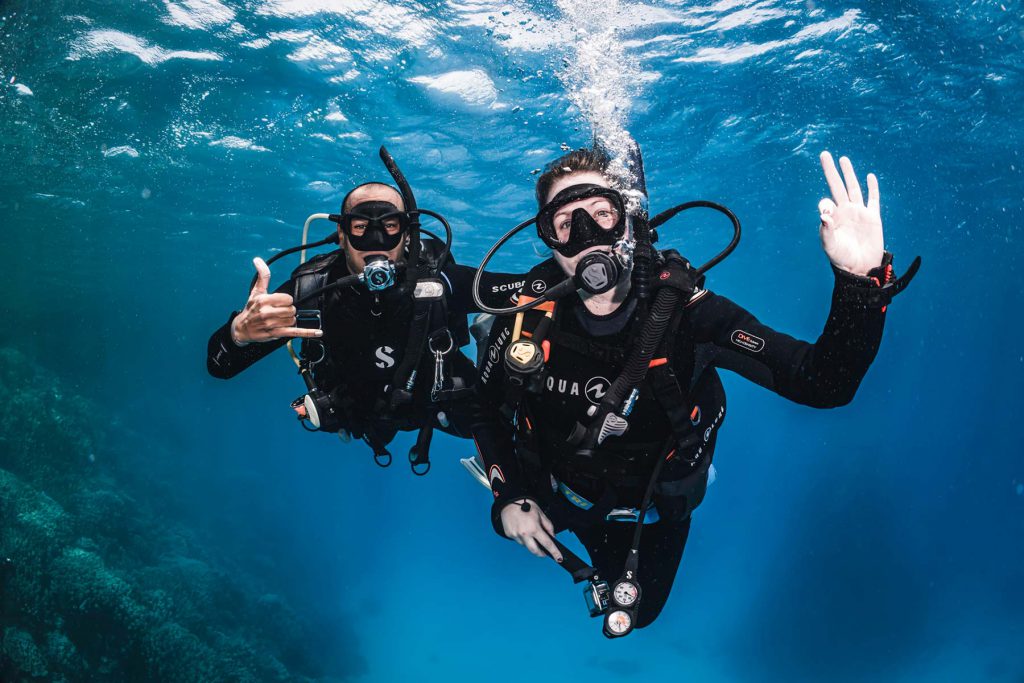 Due subacquei nell'oceano PADI Club™