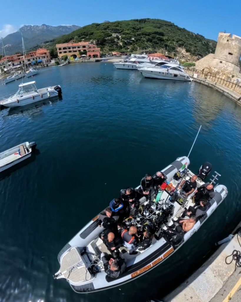 Subacquei pronti all'immersione sul gommone davanti all’Elba Diving