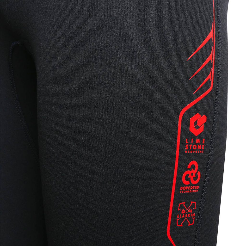 Dettaglio di una muta subacquea Beuchat nera con logo rosso "Lime Stone Technology