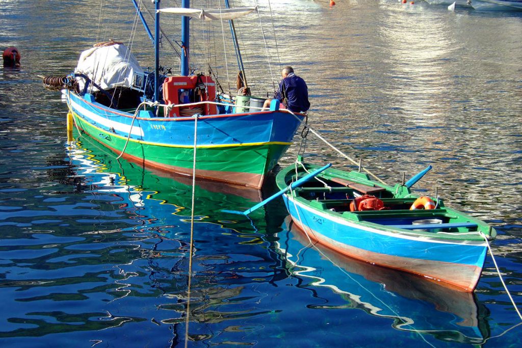Barche di piccola pesca tradizionale nel Mediterraneo, simbolo di un equilibrio perduto tra uomo e mare prima dell’avvento della pesca industriale