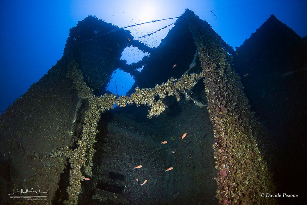immagine subacquea del britannic relitto subacqueo profondo