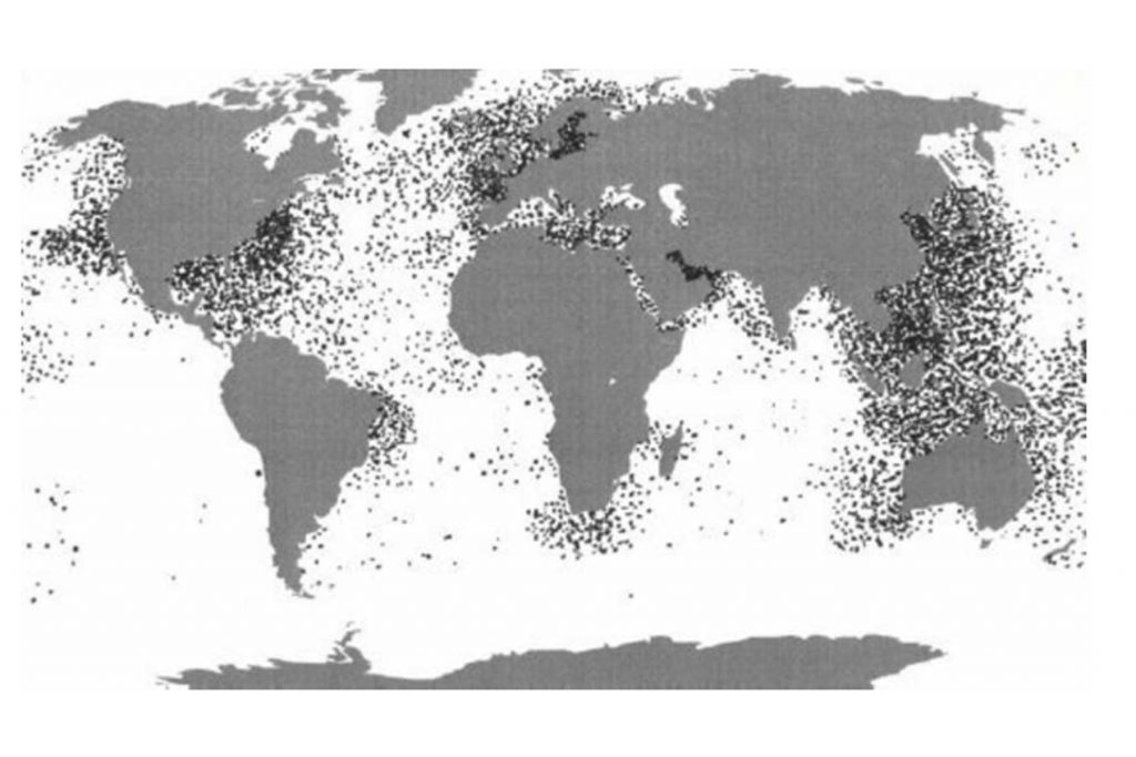 Mappa mondiale in scala di grigi punteggiata per mostrare la distribuzione dei relitti navali.